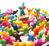 Bunte Knetfiguren versammeln sich