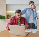 Mann und Frau prüfen Rechnungen