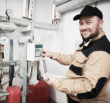 Techniker repariert Messgerät