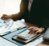 Mann mit Taschenrechner bei Abrechnung