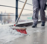 Winterdienst kehrt Schnee zur Seite