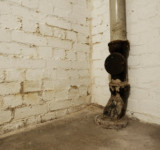 Altes Abwasserrohr im Keller eines Hauses