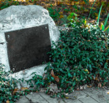 Gedenkstein in einem Garten