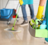 Wohnungsputz mit verschiedenen Putzmitteln