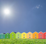 Bunte Häuser in Form einer Energieeffizienzskala