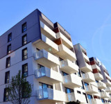 Modernes Wohngebäude mit Balkonen und Eigentumswohnungen 