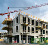 Neubau mit Kran im Hintergrund