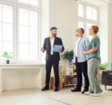 Makler und Interessenten bei der Wohnungsbesichtigung