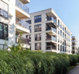Moderne Mehrfamilienhäuser mit Balkonen