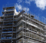 Instandhaltungsmaßnahmen an Immobilie mit Gerüst an Fassade