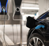 E-Auto lädt in Tiefgarage an Ladesäule