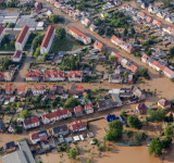 Häuser stehen unter Wasser, überflutete Straßen