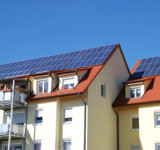 Photovoltaikanlagen generieren Solarstrom auf Mehrfamilienhaus