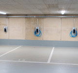 E-Auto Ladestationen in Tiefgarage: 3 Wallbox - Installationen vor leeren Parkplätzen
