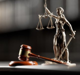 Justitia-Statue und Holzhammer