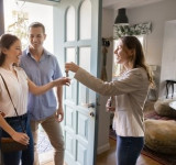 Wohnungsübergabe mit dem Wohnungsgeber und zwei neuen Mietern