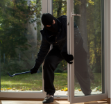 Einbrecher in einer Wohnung 