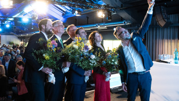 Gruppen-Selfie mit Gästen und Referenten des Landesverbandstags auf der Bühne der Kieler Halle 400.
