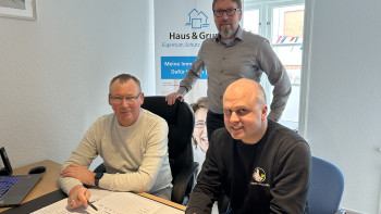 Foto: von links Ralf Thomsen, Rolf Härtel und Dennis Weichelt erarbeiten die Möglichkeiten der Hilfestellung für die Mitglieder zur Entscheidungsfindung für eine mögliche energetische Sanierung. Foto: von links Ralf Thomsen, Rolf Härtel und Dennis Weichelt erarbeiten die Möglichkeiten der Hilfestellung für die Mitglieder zur Entscheidungsfindung für eine mögliche energetische Sanierung.