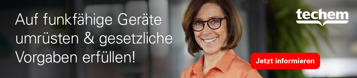 Person mit orangefarbener Arbeitskleidung vor unscharfem Hintergrund neben Text und rotem Button mit weißer Aufschrift