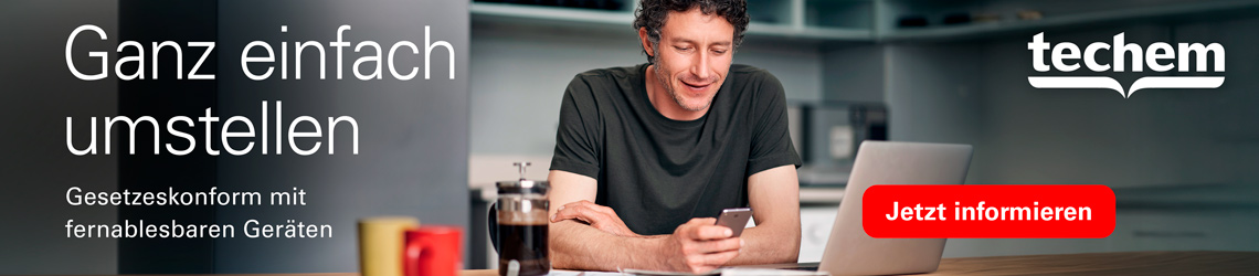 Mann sitzt am Tisch und schaut auf sein Smartphone, daneben Text 'Ganz einfach umstellen Gesetzeskonform mit fernablesbaren Geräten' und roter Button mit 'Jetzt informieren', rechts oben Logo 'techem'