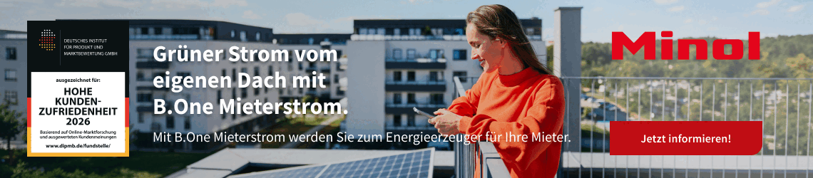 Frau auf Balkon mit Solarpanelen vor moderner Wohnhausfassade und Text zu Mieterstrom von Minol
