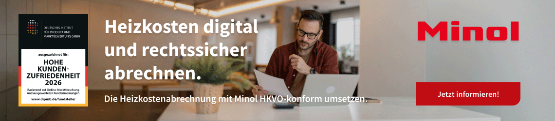 Mann mit Brille und Hemd sitzt am Tisch und arbeitet am Laptop neben Text und Minol-Logo