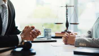 zwei Personen in Beratung