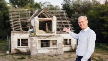 Man steht vor Ruine eines Einfamilienhauses