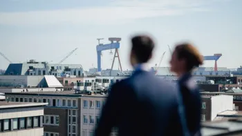 Zwei Köpfe mit Blick über die Dächer von Kiel