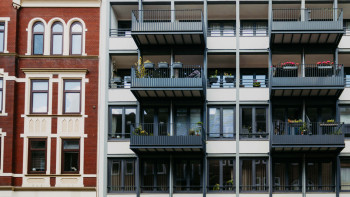 Altbau und Neubau nebeneinander
