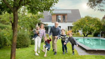 Glückliche Familie im Garten mit Pool