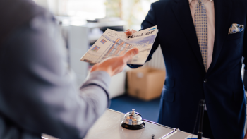 Nahaufnahme zweier Personen die sich den Immokieker reichen