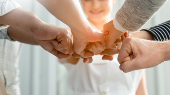 Hand von verschiedenen Menschen, die sich verbinden. 