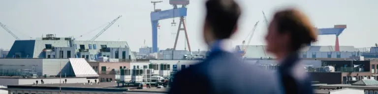 Zwei Köpfe mit Blick über die Dächer von Kiel