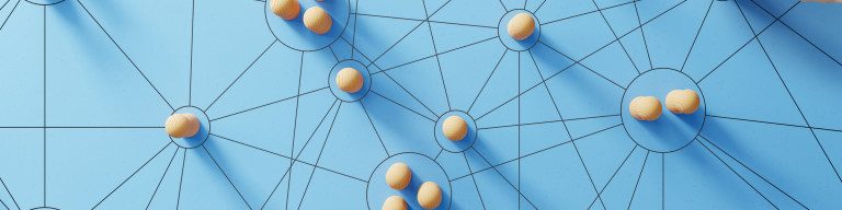 Abstraktes Konzept mit Holzstücken auf blauem Hintergrund.