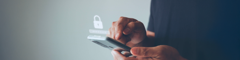 Nahaufnahme von Händen die ein Handy in der Hand halten 