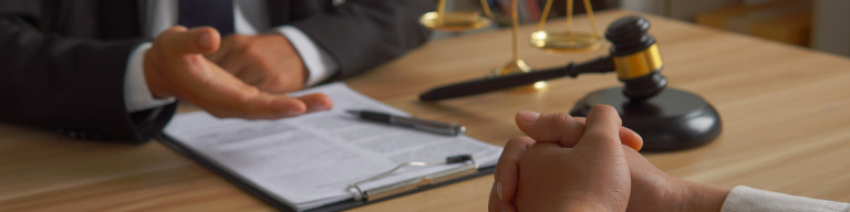 zwei Menschen sitzen sich zur Rechtsberatung gegenüber