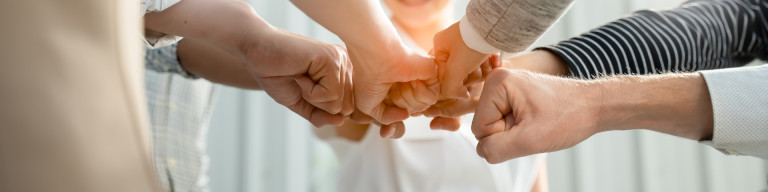 Hand von verschiedenen Menschen, die sich verbinden. 