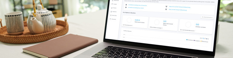 Offener Laptop auf einem Tisch zeigt eine Webseite mit blauem Banner und mehreren Informationsfeldern