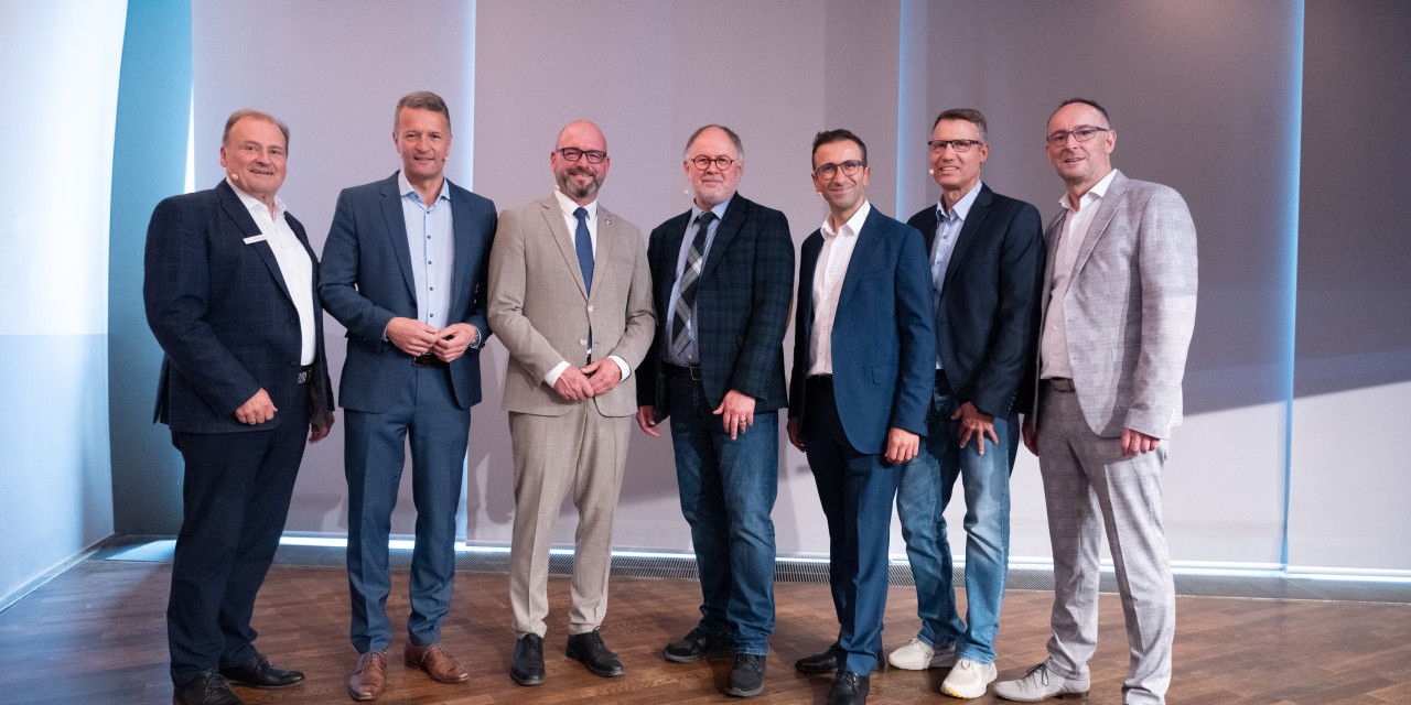 Die Kandidaten und Moderator