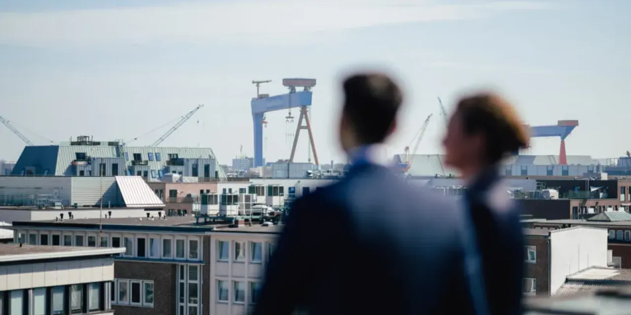 Zwei Köpfe mit Blick über die Dächer von Kiel
