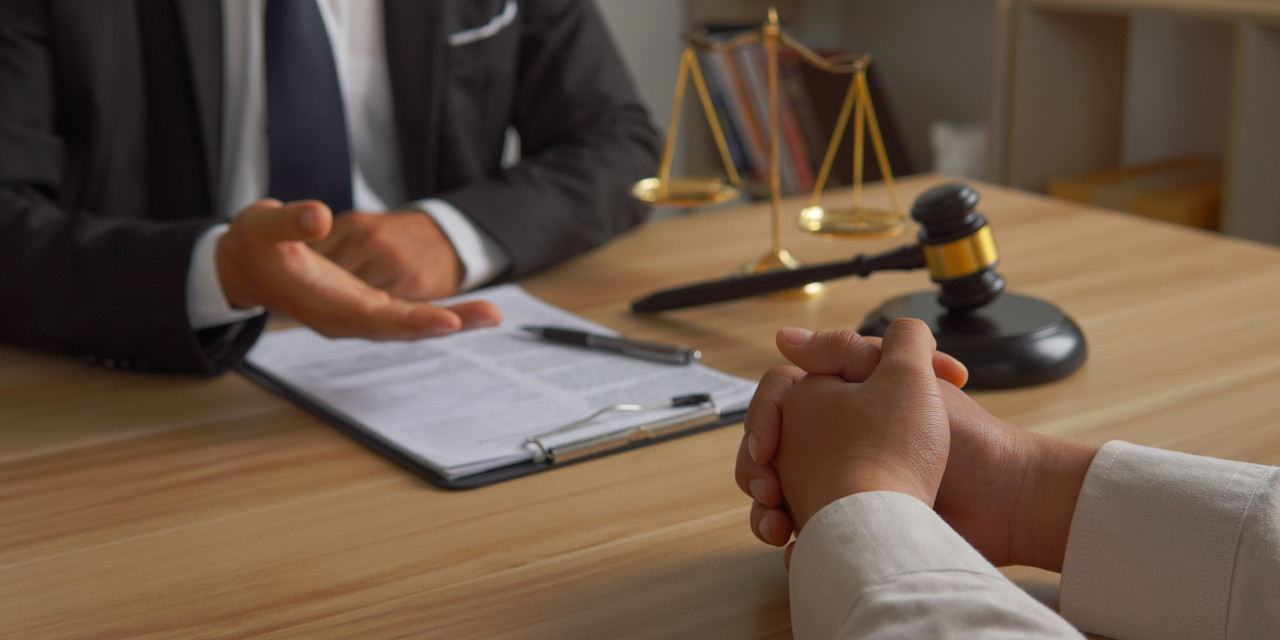 zwei Menschen sitzen sich zur Rechtsberatung gegenüber