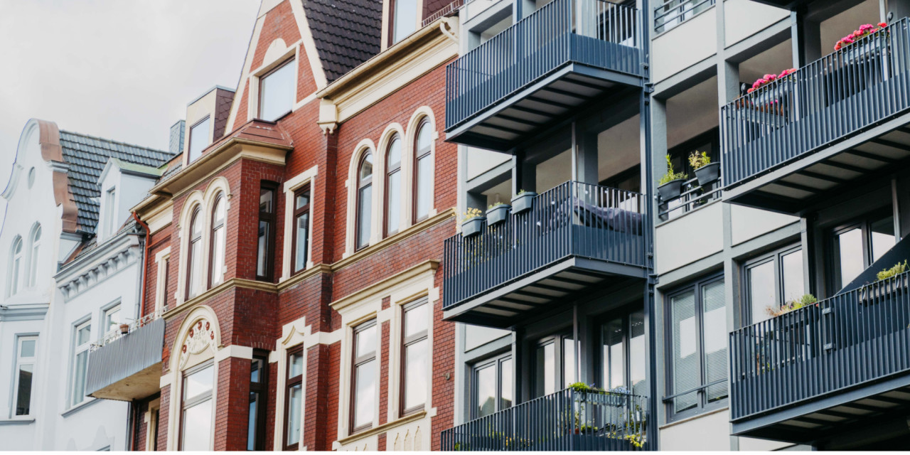 Altbau und Neubau mit Himme