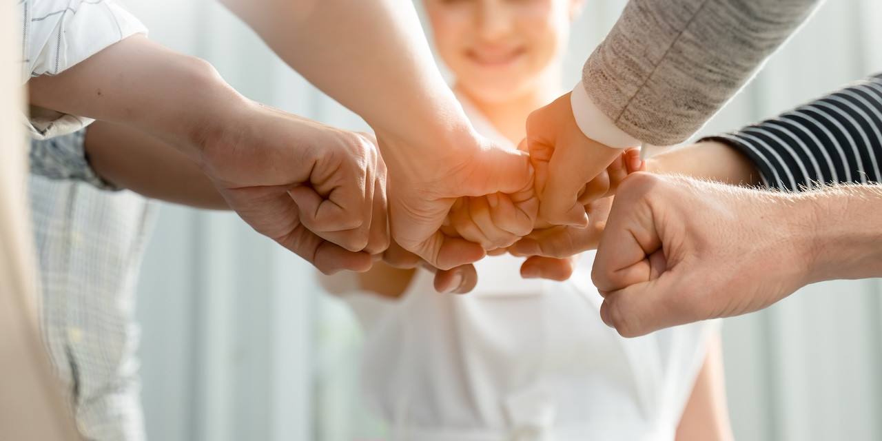 Hand von verschiedenen Menschen, die sich verbinden. 