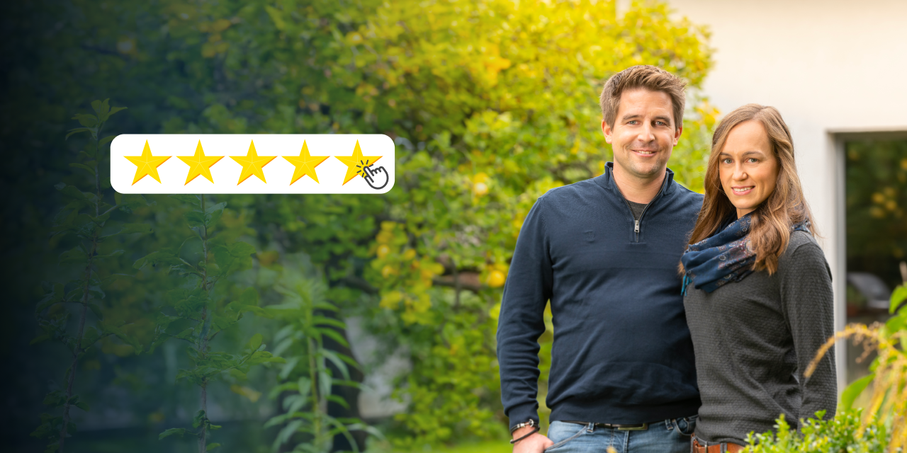 Zwei Personen stehen nebeneinander vor grünem Laub und einem weißen Gebäude, links darüber eine Grafik mit fünf gelben Sternen, wobei der letzte Stern von einer Hand mit Zeigefinger berührt wird