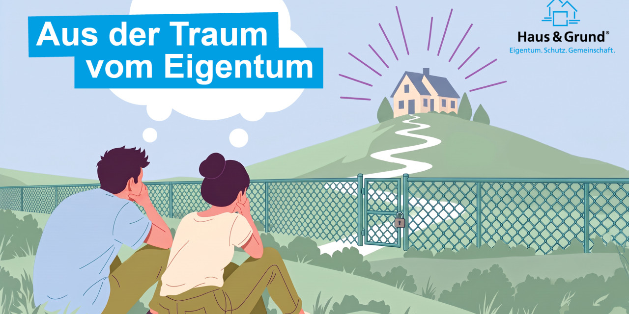 Zwei Personen sitzen auf dem Boden vor einem Zaun und blicken auf ein Haus auf einem Hügel mit einem Weg dorthin