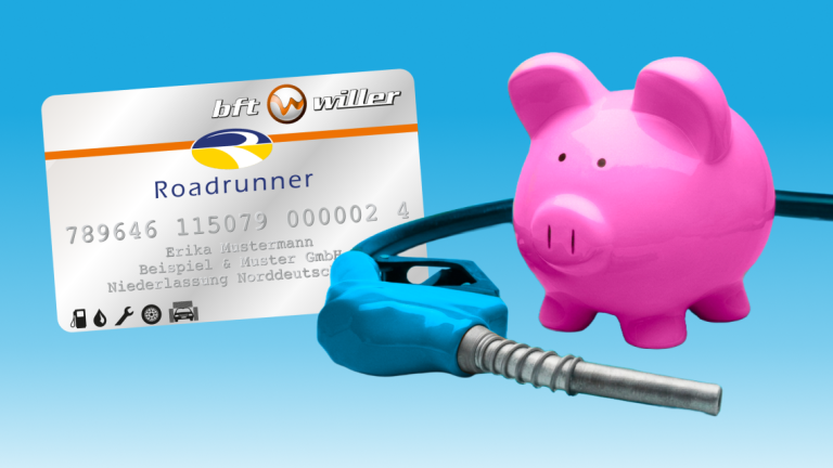 Ein rosafarbenes Sparschwein mit einem blauen Zapfhahn als Schnauze neben einer Tankkarte mit dem Logo 'Willer' und dem Schriftzug 'Roadrunner'