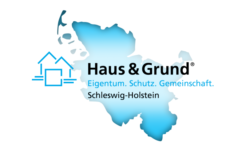 Blau verlaufende Karte von Schleswig-Holstein mit dem Schriftzug 'Haus & Grund Eigentum. Schutz. Gemeinschaft. Schleswig-Holstein' und einem blauen Haus-Symbol links.
