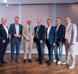 Die Kandidaten und Moderator